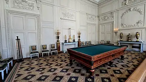 Musikzimmer mit Billard