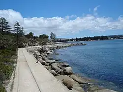 Promenadenweg und Straßenbahngleis, im Hintergrund die Holzbrücke