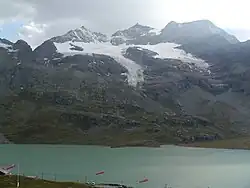 Piz Caral, Piz Cambrena und Piz d’Arlas vom Berninapass aus gesehen, mit Cambrena­gletscher und Lago Bianco (2013)