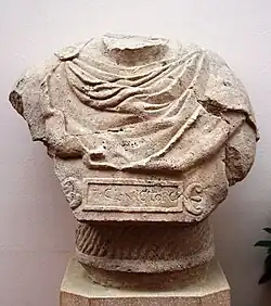 Grabbüste des Titus Claudius Victor, in die eine typisch römische Scheibenfibel sowie (auf dem Foto nicht zu sehen) eine kleine Swastika eingearbeitet ist