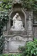 Grabmal Familie Schmidt. Gotisierender Stein mit Pietà.