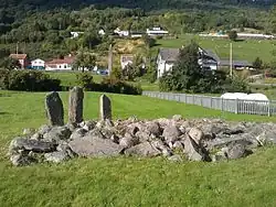 Röse von Baldershagen mit dem Balderstein im Hintergrund in der Bildmitte