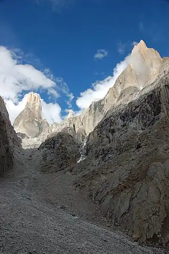 Great Trango Tower rechts, links der Nameless Tower