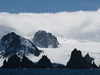 Der Ljutiza-Nunatak (Mitte hinten) mit dem St.&nbsp;Kiprian&nbsp;Peak&nbsp;(links) und dem Fort Point (Vordergrund)