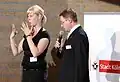 Der Pressesprecher der Stadt Köln, Gregor Timmer und eine Gebärdendolmetscherin verkünden die Hochrechnungen der Kommunalwahl im Alten Rathaus von Köln.