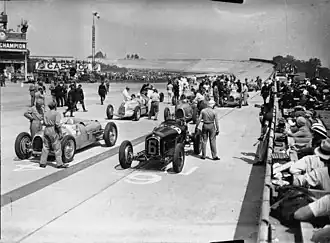 Startaufstellung zum französischen Grand Prix 1932, auf Startplatz „6“ der Tipo B, daneben ein Auto&nbsp;Union&nbsp;Typ&nbsp;A