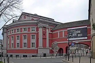 Nordseite mit Brücke zum Kulissenhaus