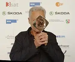 Grimme-Preis 2013 Presseempfang Robert Atzorn Blick durch den Preis