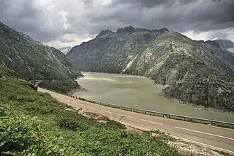 Juchlistock am Horizont rechts der Bildmitte, mit Grimselsee