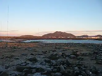 Þorbjörn hinter dem Ort Grindavík, deutlich erkennbar der über den Gipfel verlaufende Graben