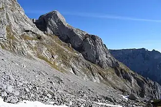 Westseite des Großen Beilsteins, beschattet das westliche Höhlenportal