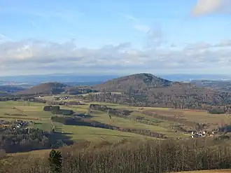 Blick vom Simmelsberg nach Westnordwesten zum Großen Nallenberg (rechts) und Kleinen Nallenberg (links); am Horizont das Mittelgebirge Vogelsberg