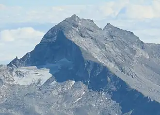 Wastlkarkees, Großer Hafner mit Normalweg (rechts unten von der Marschneid zum Grat hinauf und weiter zum Gipfel) und Gipfelkreuz sowie Kleiner Hafner (rechts) gesehen von Südwesten