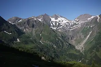 Der Fuscher-Kar-Kopf (Mitte rechts) von der Großglockner-Hochalpenstraße im Fuscher Tal aus (2010).
