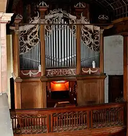 Inneres der Kirche mit Orgel