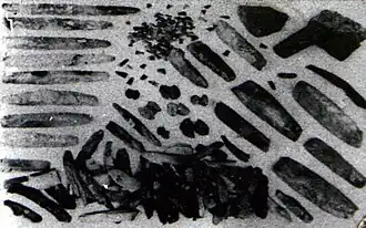 Fundstücke aus Feuerstein und Bernstein