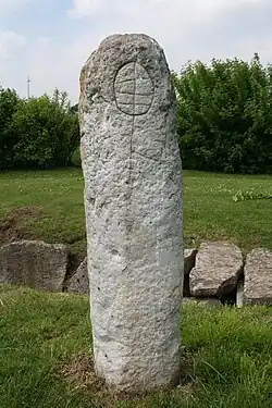 Der Menhir mit „Dolmengöttin“ (Replik)