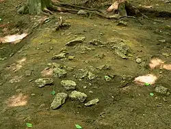 Vermutlich von späterer Materialentnahme stammende Granitfragmente, 2015