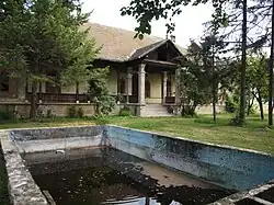 Sommerschloss Višnjevac im Norden des ehemaligen gräflichen Rumaer Salaš Erem bei Mali Radinici, 1903/4