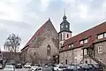 Westgiebel der Marienkirche, rechts die Kommende (Aufnahme 2018)