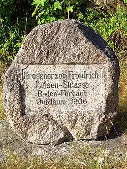 Gedenkstein am Beginn der Großherzog-Friedrich-Luisen-Straße in Oberbeuern