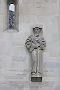 Relief Heinrich Bullingers von Otto Charles Bänninger am Nordturm, links oben eines der Polke-Fenster