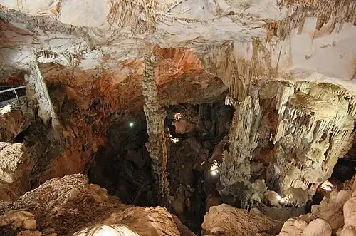 Der Stalagnat in der Mitte der Grotta di Ispinigoli ist mit 38&nbsp;m Höhe der größte Tropfstein Europas