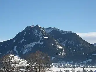 Blick von Westen zum Grünten mit Burgberg im Allgäu