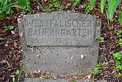 Steinerne Hinweistafel aus den Anfängen auf den 1927 angelegten Bauerngarten