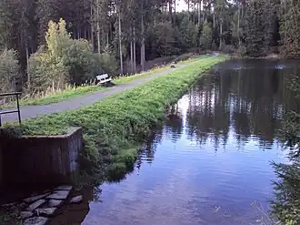 Blick auf den Damm vom Südufer aus