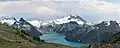 Guard Mountain (links), The Table, Mt. Garibaldi und Mount Price (rechts) von der Panorama Ridge aus