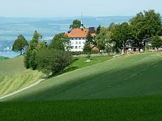 Gubel mit Kloster von Osten, links Zugersee
