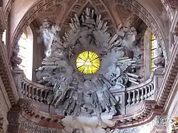 „Gotteswolke“ im oberen Bereich des Himmelfahrtreliefs