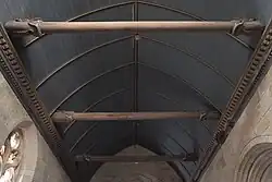 Holzdecke mit geschnitzten Balken