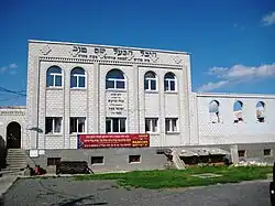 Neues Gästehaus und Synagoge neben dem Ohel des Baal Shem Tov in Medschybisch, 2008