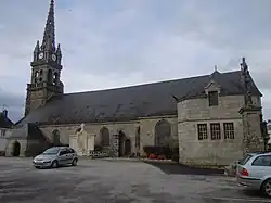 Südansicht der Dorfkirche Saint-Pierre et Saint-Paul in Guiscriff