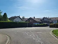 Hier entstanden die ersten Häuser der heutigen Siedlung (bis auf das linke wurden bereits alle ersetzt)