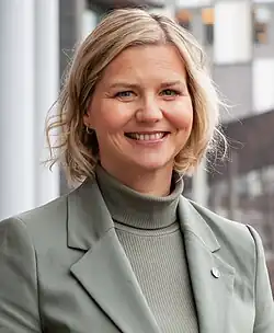 Porträtfoto einer blonden Frau