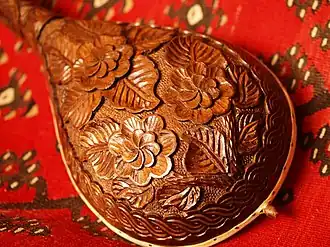 Das Musikinstrument Gusle wird aus Ahornholz hergestellt