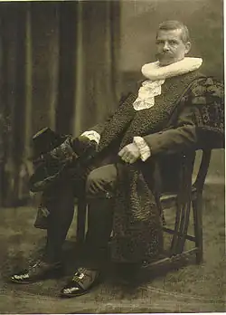 Der Hamburger Senator Gustav Sthamer in seiner Amtstracht mit russischem Persianer, 1905