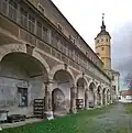 Blick auf die um 1860/70 am Schloss ergänzte Arkadenreihe