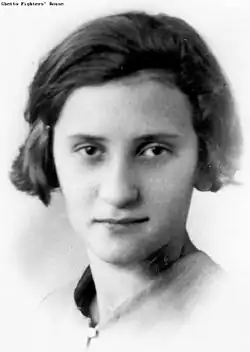 Junges Mädchen mit glattem Haar und festem Blick