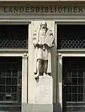 Gutenberg-Denkmal am Portal der Hessischen Landesbibliothek (1913)