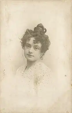 Profilfoto in Sepia: junge Frau mit dunklen lockigen Haaren