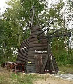 Nachbau des Bohr- und Förderturms „Mohr“ 3, der bei einer Erdölbohrung 1881 in Oelheim fündig wurde
