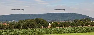 Der Häverstädter Berg (links) und der Wittekindsberg (rechts) im Wiehengebirge