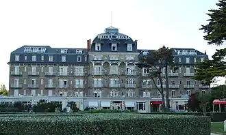Hôtel Royal mit neoromanischen Stilelementen