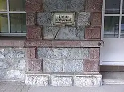 Das rote Gestein ist auch am Aufnahmsgebäude in Langen am Arlberg verwendet worden.