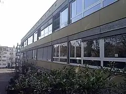 Fassade des heutigen Schulgebäudes in der Hölderlinstraße