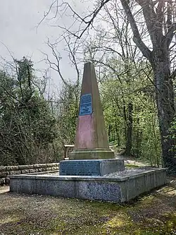 Hülftendenkmal Inschrift: Auf diesem Platze fiel Dr. Heinrich Hug Obergerichtsschreiber. Im Tode Ehrenbürger des Kantons Basellandschaft. Die Freiheit war seine Braut für sie ging er gerne in den Tod. Weiter viel hier. Am Hülftendenkmal Denkmal Sockel ist folgende Inschrift zu sehen. An dieser Stelle brach Samstag, den 3. August 1833 um die Mittagszeit der Ansturm der Basler Standestruppe unter blutigen Verlusten zusammen. Jhren Sieg nützen die Landschäftler Schützen durch rücksichtsloses Verfolgen des geschlagenen Gegners bis an die Birs aus.